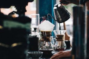 Aromatiser une seule tasse de café à la fois dans un filtre papier